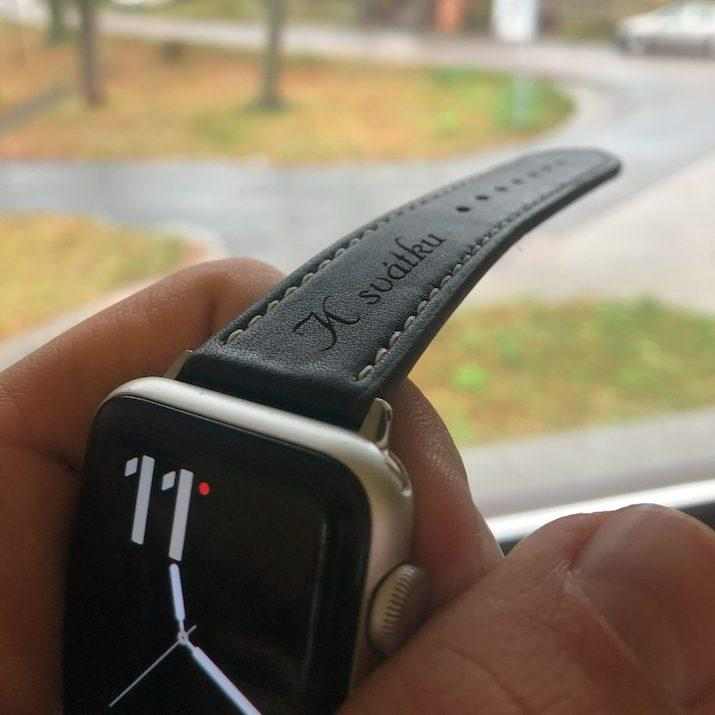 eses Kožený řemínek 42mm/44mm černý s bílým prošíváním pro Apple Watch s gravírováním „K svátku“ 1 eses Kožený řemínek 42mm/44mm černý s bílým prošíváním pro Apple Watch s gravírováním „K svátku“