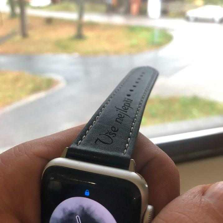 eses Kožený řemínek 42mm/44mm černý s bílým prošíváním pro Apple Watch s gravírováním „Vše nejlepší“ 1 eses Kožený řemínek 42mm/44mm černý s bílým prošíváním pro Apple Watch s gravírováním „Vše nejlepší“