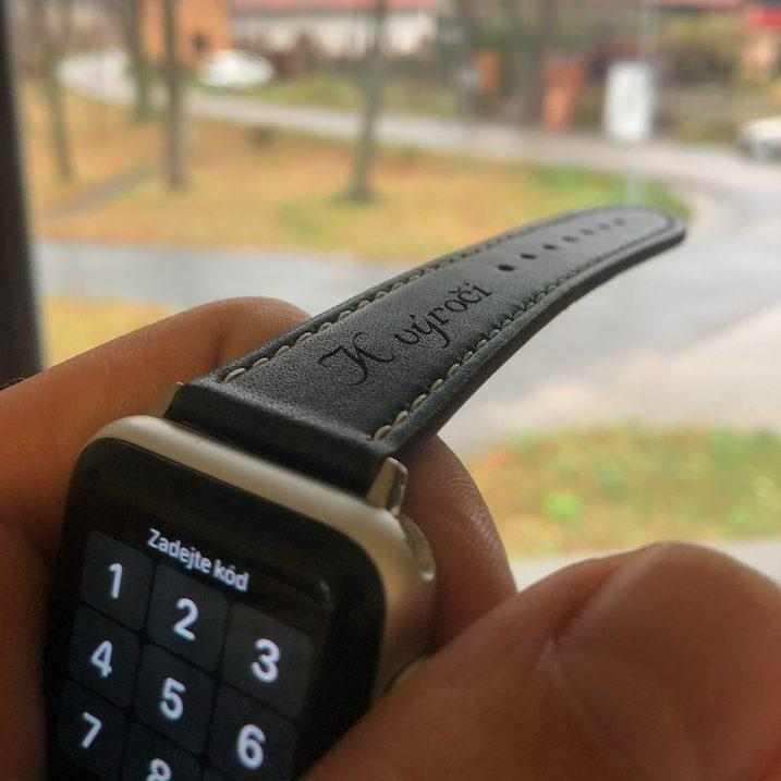 eses Kožený řemínek 42mm/44mm černý s bílým prošíváním pro Apple Watch s gravírováním „K výročí“ 1 eses Kožený řemínek 42mm/44mm černý s bílým prošíváním pro Apple Watch s gravírováním „K výročí“