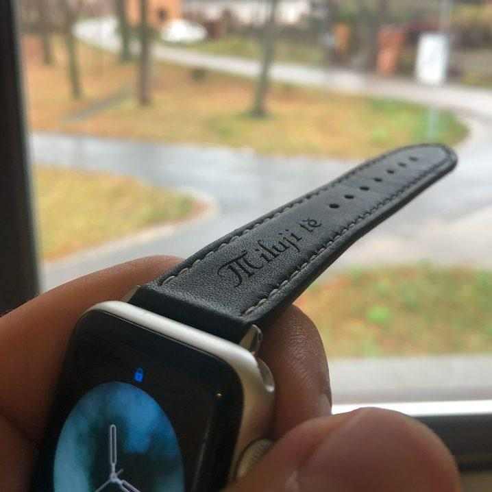 eses Kožený řemínek 42mm/44mm černý s bílým prošíváním pro Apple Watch s gravírováním „Miluji tě“ 1 eses Kožený řemínek 42mm/44mm černý s bílým prošíváním pro Apple Watch s gravírováním „Miluji tě“