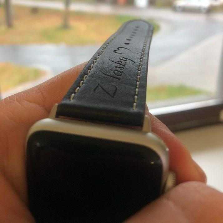 eses Kožený řemínek 38mm/40mm černý s bílým prošíváním pro Apple Watch s gravírováním „Z lásky“ 1 eses Kožený řemínek 38mm/40mm černý s bílým prošíváním pro Apple Watch s gravírováním „Z lásky“