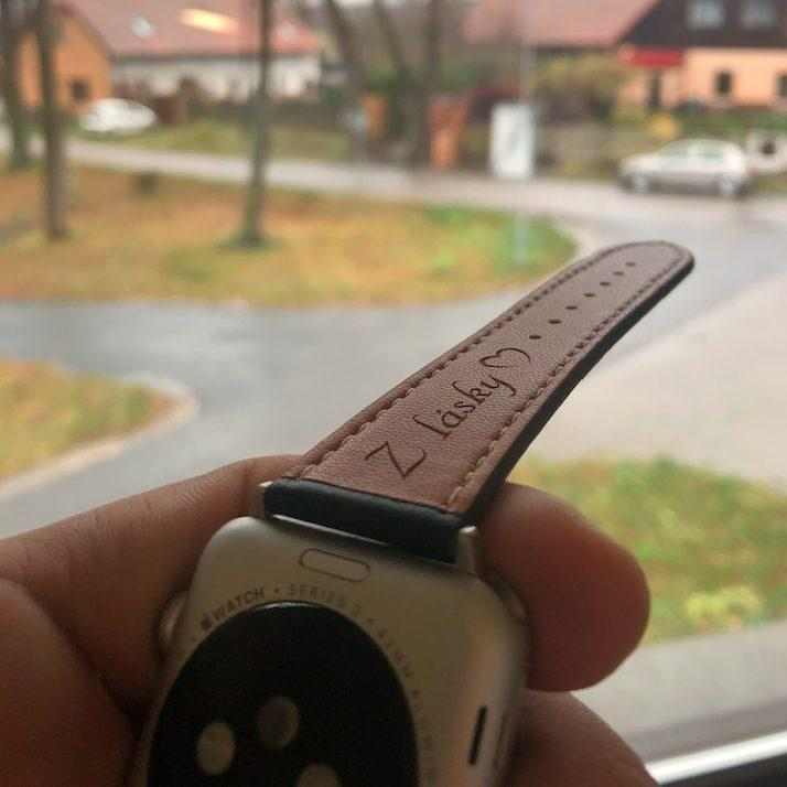 eses Kožený řemínek 38mm/40mm černý s bílým prošíváním pro Apple Watch s gravírováním „Z lásky“ 1 eses Kožený řemínek 38mm/40mm černý s bílým prošíváním pro Apple Watch s gravírováním „Z lásky“